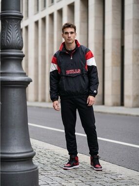STARTER Vintage 90’s Black Red White Bulls Quarter-Zip Windbreaker hooded jacket